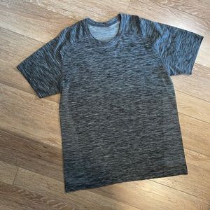 Men's XL Lululemon short sleeve shirt